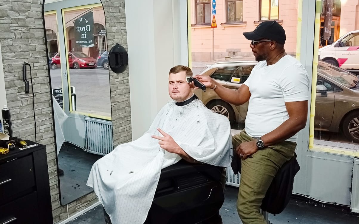 Klippning pågår i stolen vid fönstret