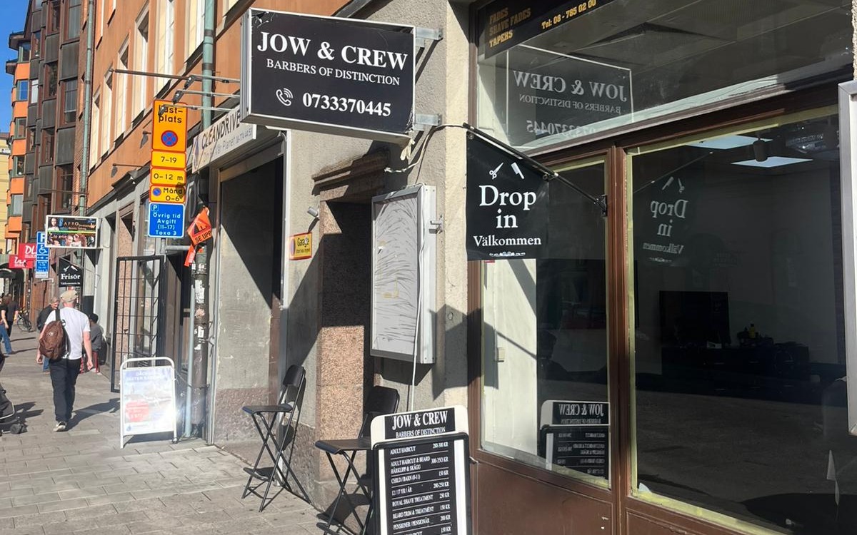 Butiksfasaden på Fridhemsgatan med Jow & Crew-skylt